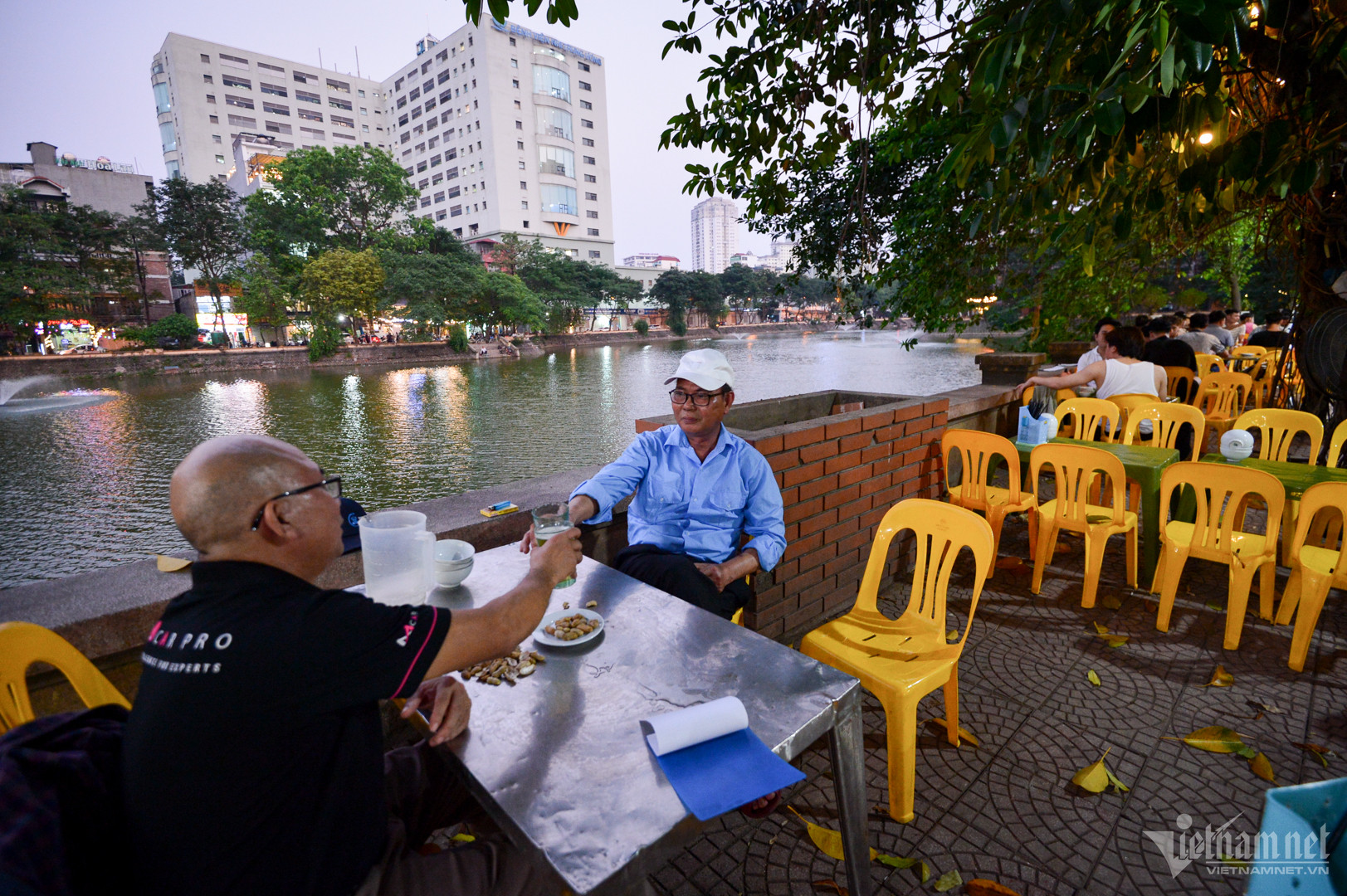 Dân Hà Nội đợi tắt nắng rồi tụ tập nhậu bên hồ trong ngày nóng 40 độ C - Ảnh 2.