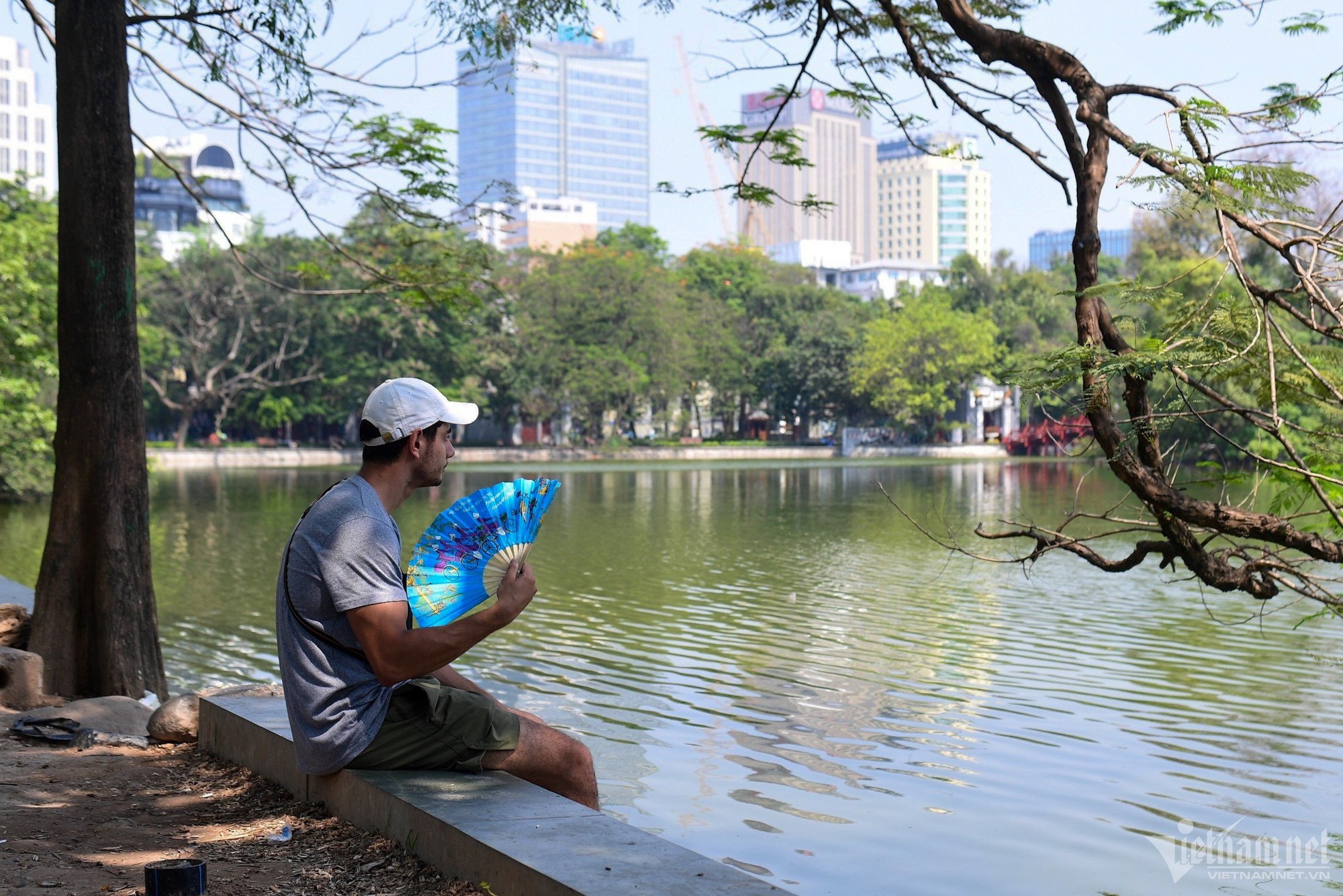 Cảnh lạ ở Hà Nội ngày cuối tuần, phố đi bộ Hồ Gươm hiếm bóng người - Ảnh 10.