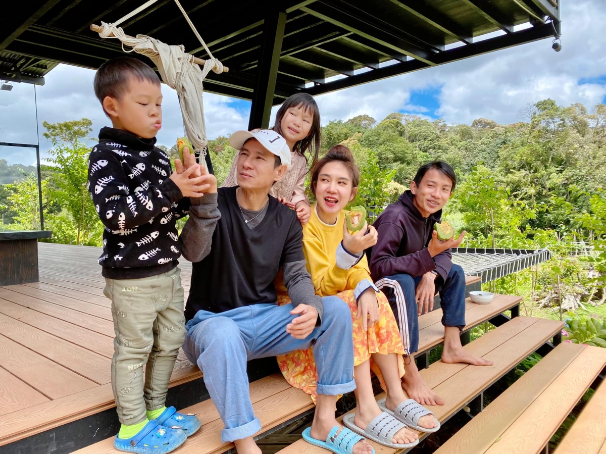 Những ông chồng kỳ lạ của showbiz Việt - Ảnh 2. Những ông chồng kỳ lạ của showbiz Việt - Ảnh 2.