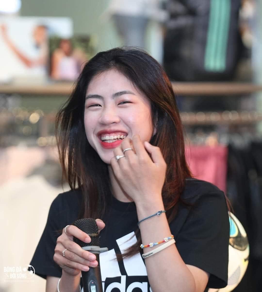 Style khoe 'vòng eo con kiến' của Thanh Nhã - tiền đạo sinh năm 2001 hot nhất tuyển nữ Việt Nam - Ảnh 6.