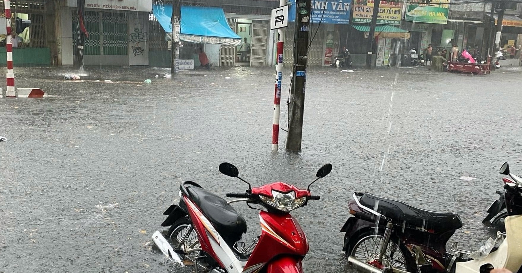 Mưa lớn ở Đồng Nai, đường ngập lút xe máy, hàng nghìn hộ dân mất điện