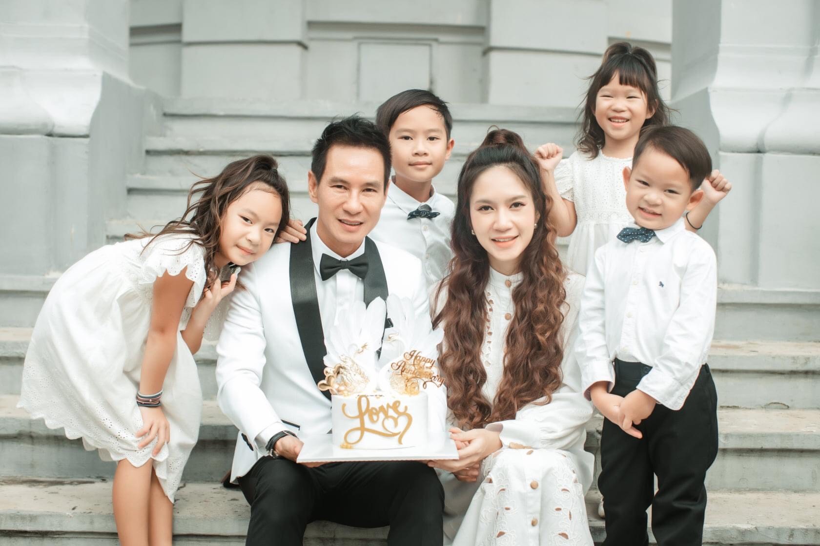 Những ông chồng kỳ lạ của showbiz Việt - Ảnh 6. Những ông chồng kỳ lạ của showbiz Việt - Ảnh 6.