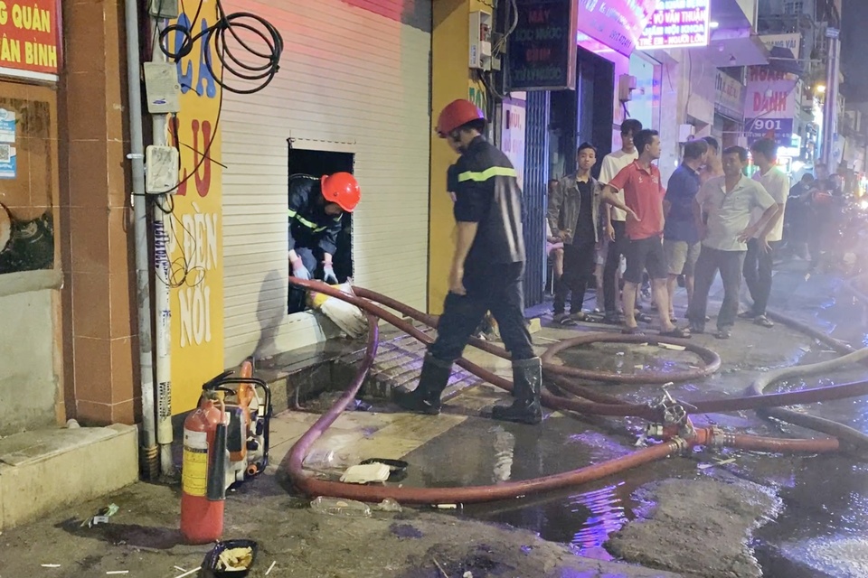 Cảnh sát cắt cửa cuốn, khống chế vụ cháy cửa hàng ở TP.HCM - Ảnh 1.