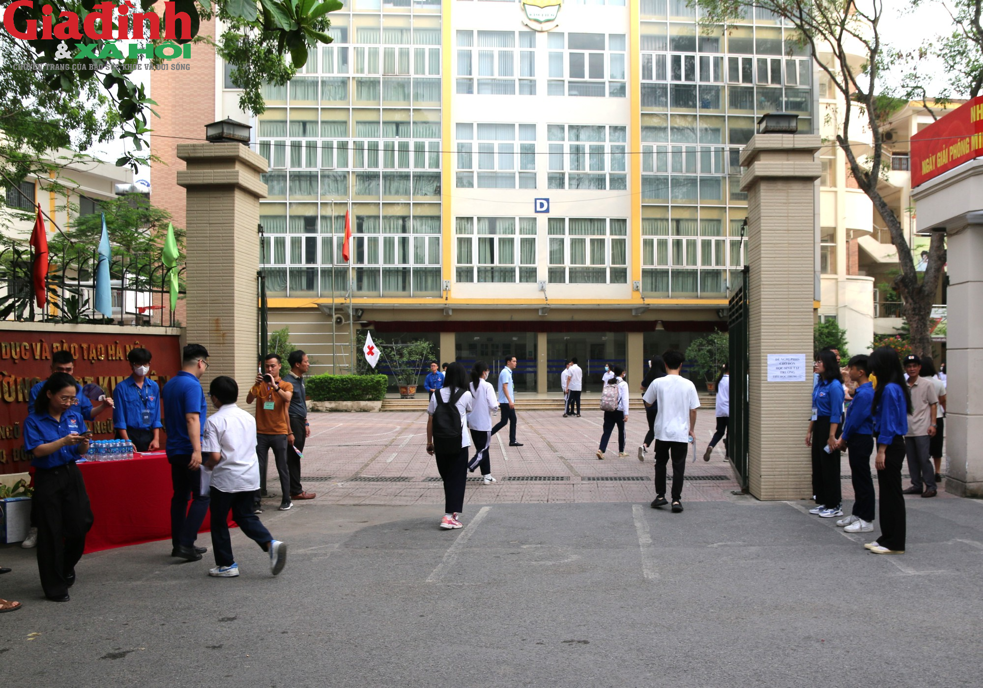Hà Nội: Phụ huynh lo lắng trong ngày đầu tiên kỳ thi tuyển sinh vào lớp 10 THPT công lập năm 2023 - Ảnh 3.