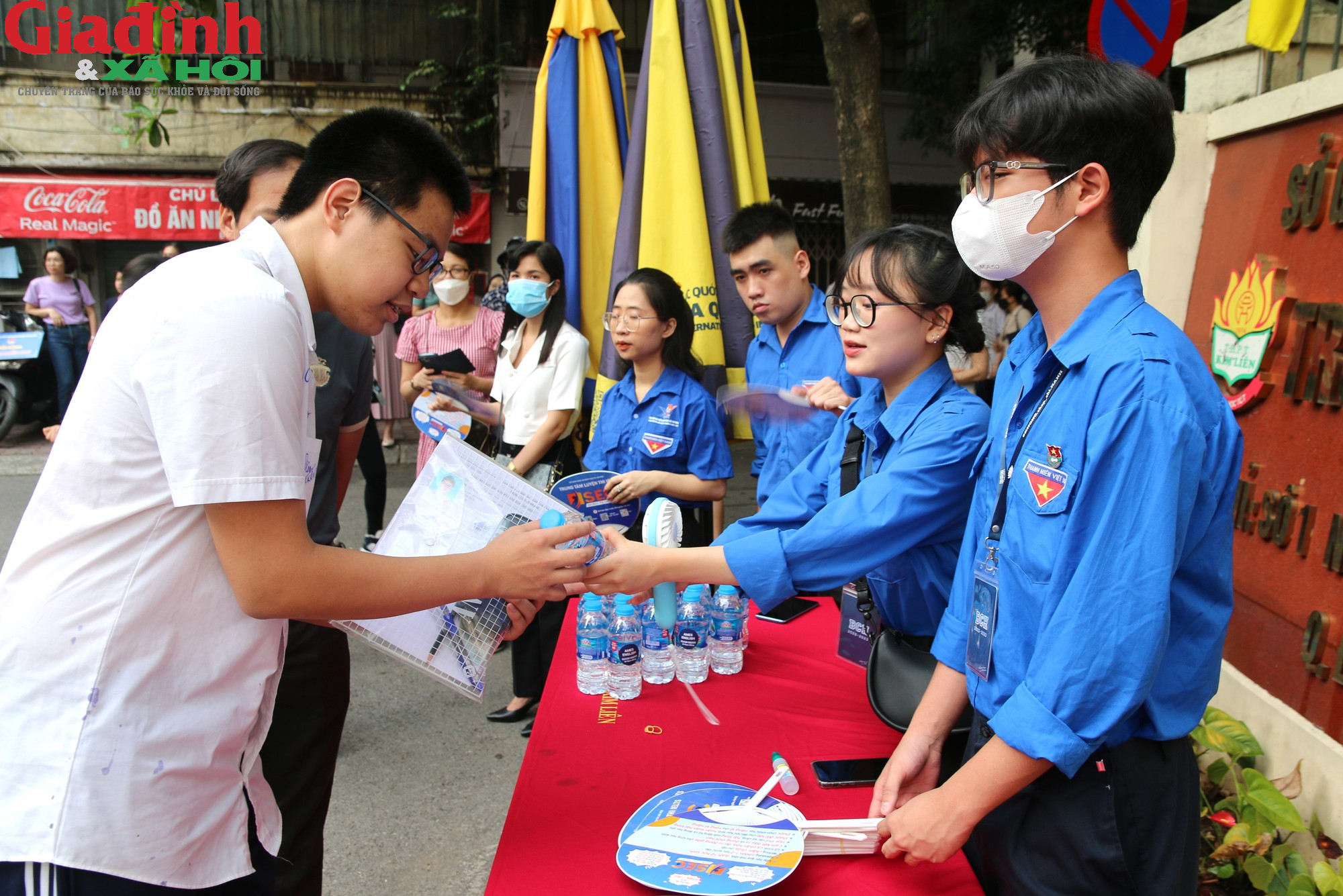 Hà Nội: Phụ huynh lo lắng trong ngày đầu tiên kỳ thi tuyển sinh vào lớp 10 THPT công lập năm 2023 - Ảnh 6.