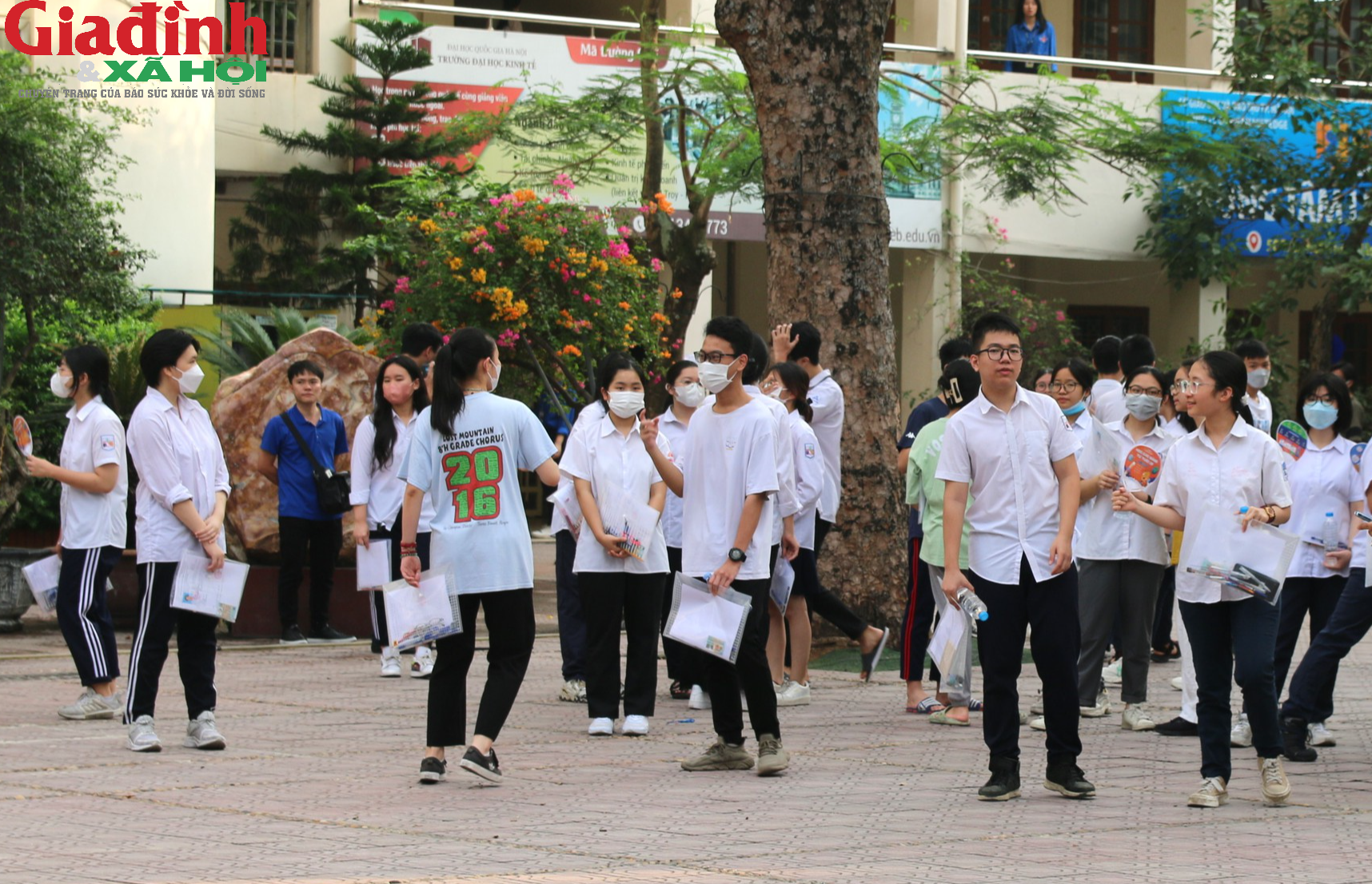 Hà Nội: Phụ huynh lo lắng trong ngày đầu tiên kỳ thi tuyển sinh vào lớp 10 THPT công lập năm 2023 - Ảnh 8.