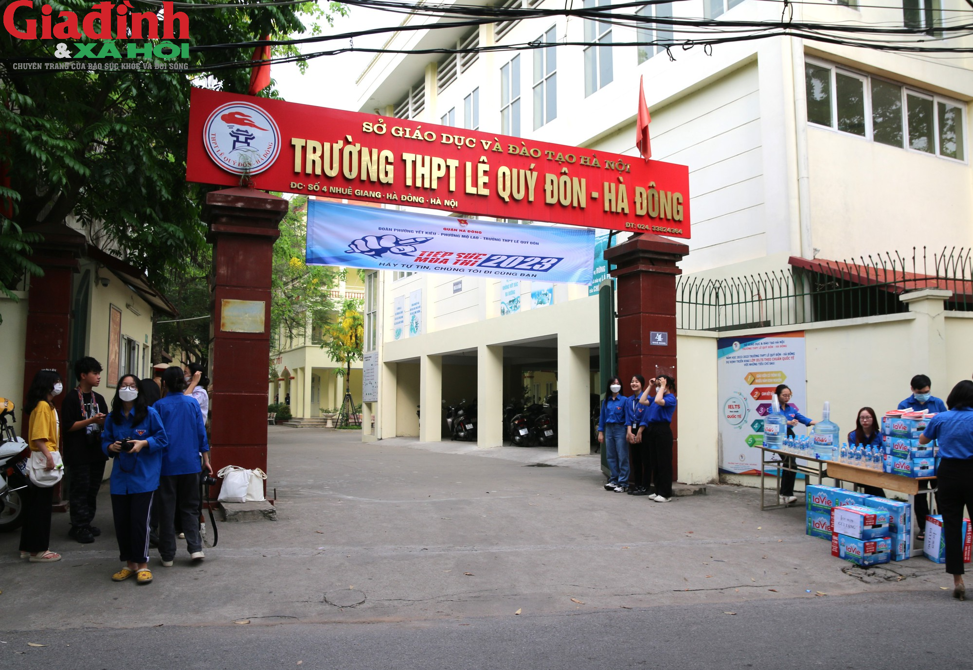 Hà Nội: Phụ huynh lo lắng trong ngày đầu tiên kỳ thi tuyển sinh vào lớp 10 THPT công lập năm 2023 - Ảnh 11.