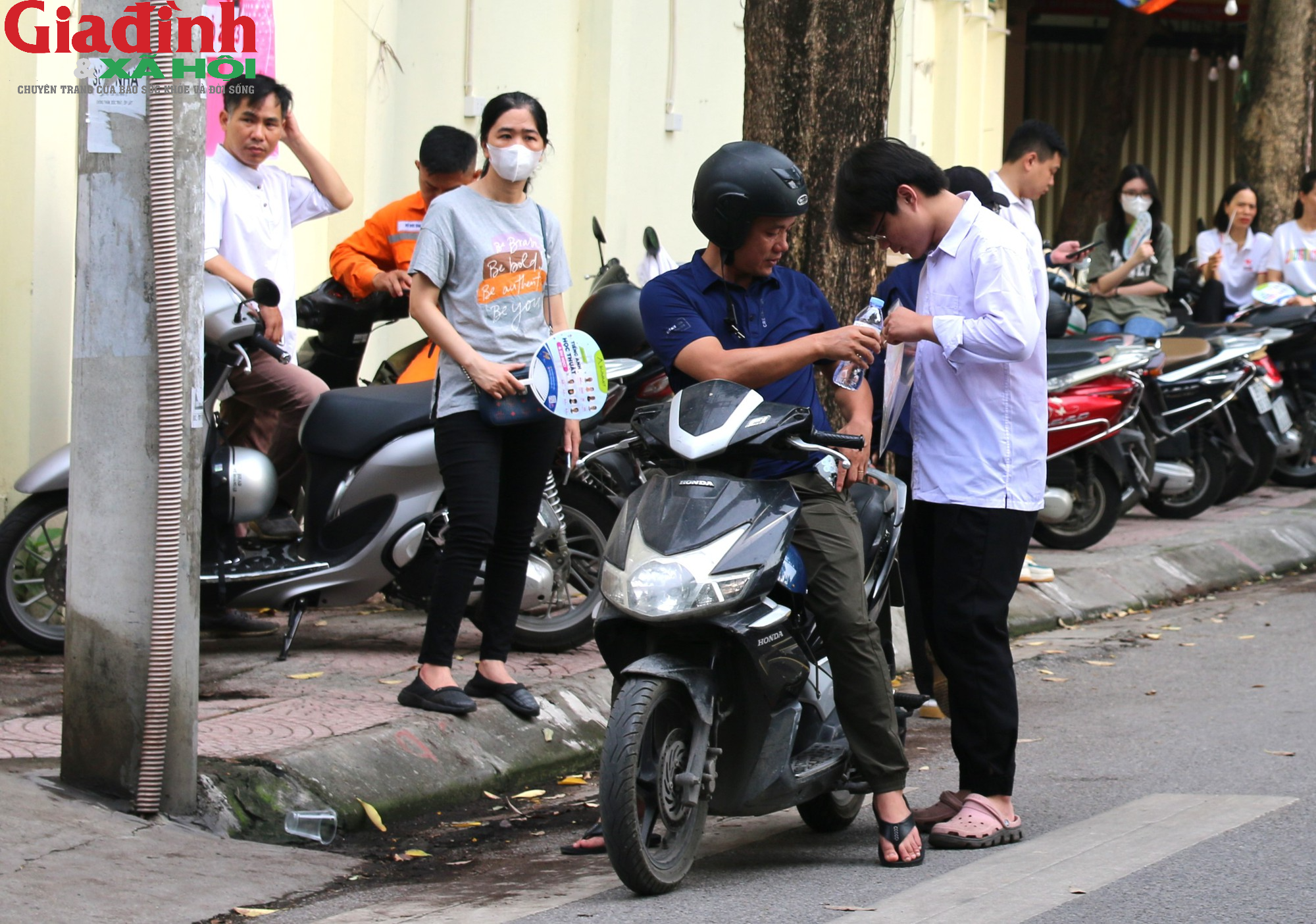 Hà Nội: Phụ huynh lo lắng trong ngày đầu tiên kỳ thi tuyển sinh vào lớp 10 THPT công lập năm 2023 - Ảnh 12.