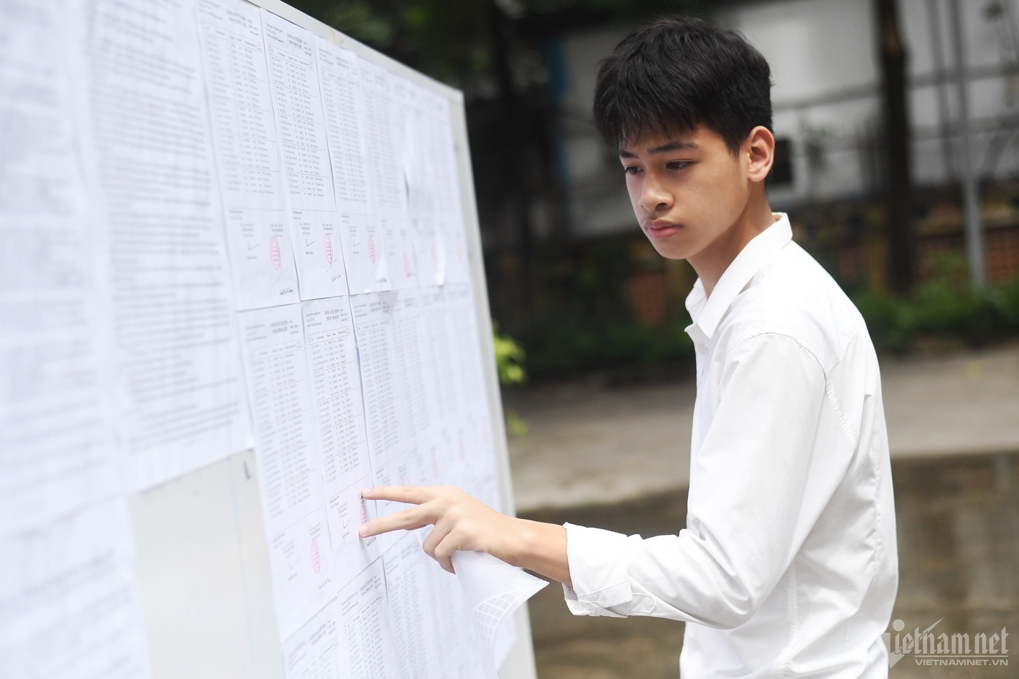 Tỷ lệ tuyển sinh thấp kỷ lục, 105.000 sĩ tử Hà Nội căng thẳng thi vào lớp 10 - Ảnh 9.
