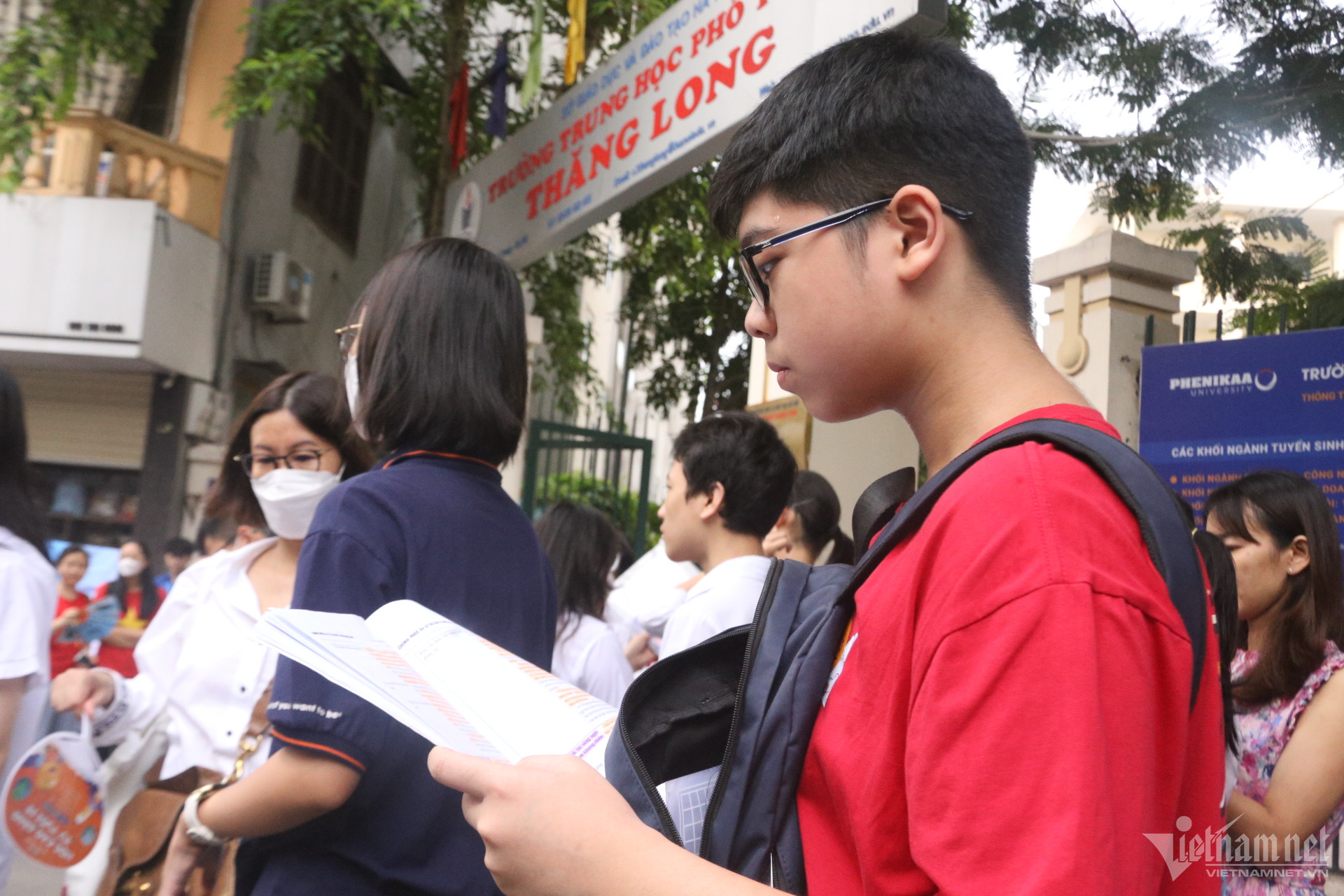 Tỷ lệ tuyển sinh thấp kỷ lục, 105.000 sĩ tử Hà Nội căng thẳng thi vào lớp 10 - Ảnh 2.