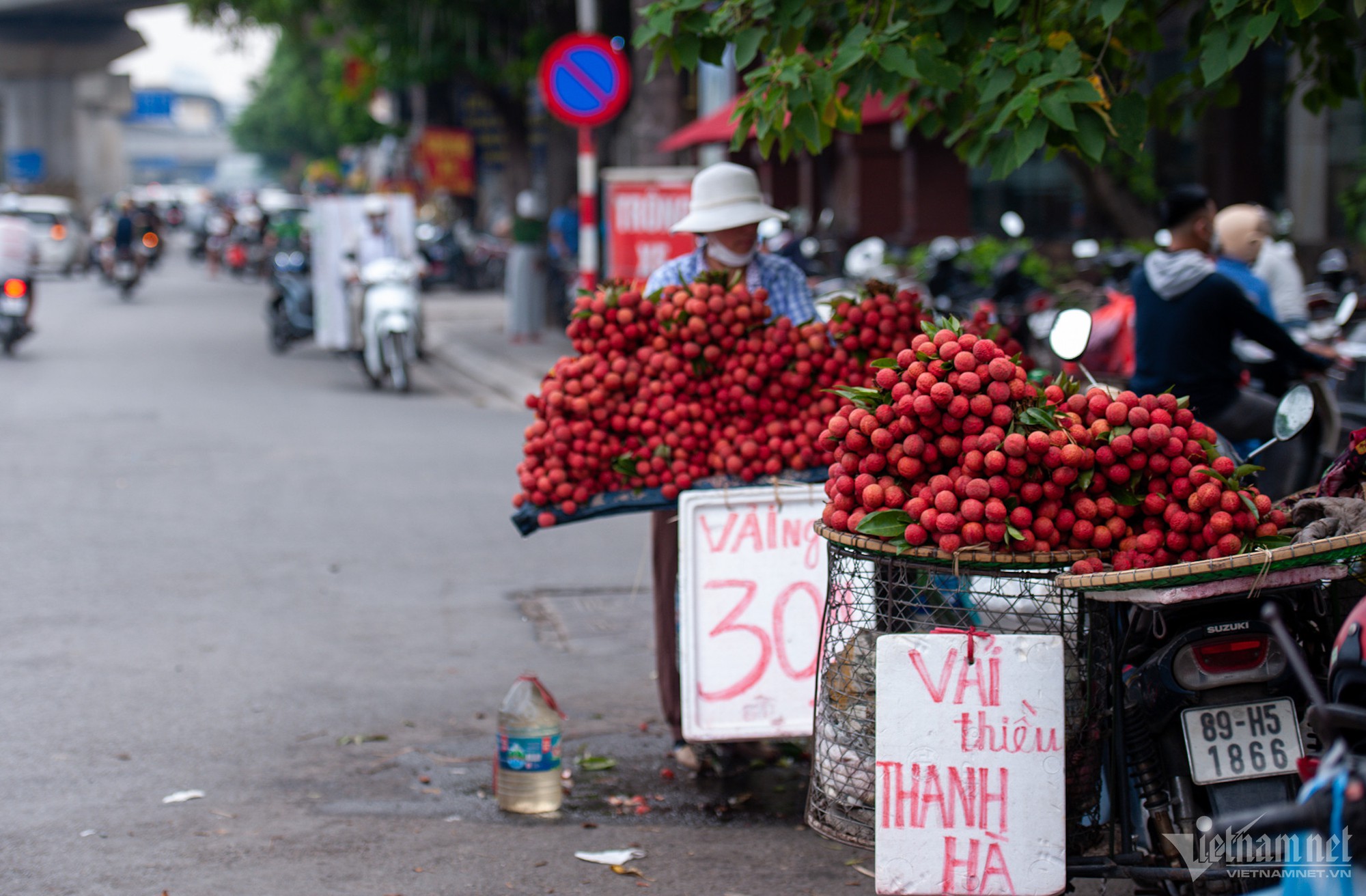 'Ma trận' vải thiều dọc các tuyến phố, chợ cóc ở Hà Nội - Ảnh 1.