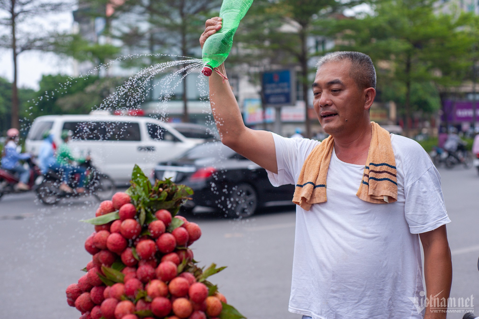 'Ma trận' vải thiều dọc các tuyến phố, chợ cóc ở Hà Nội - Ảnh 2.