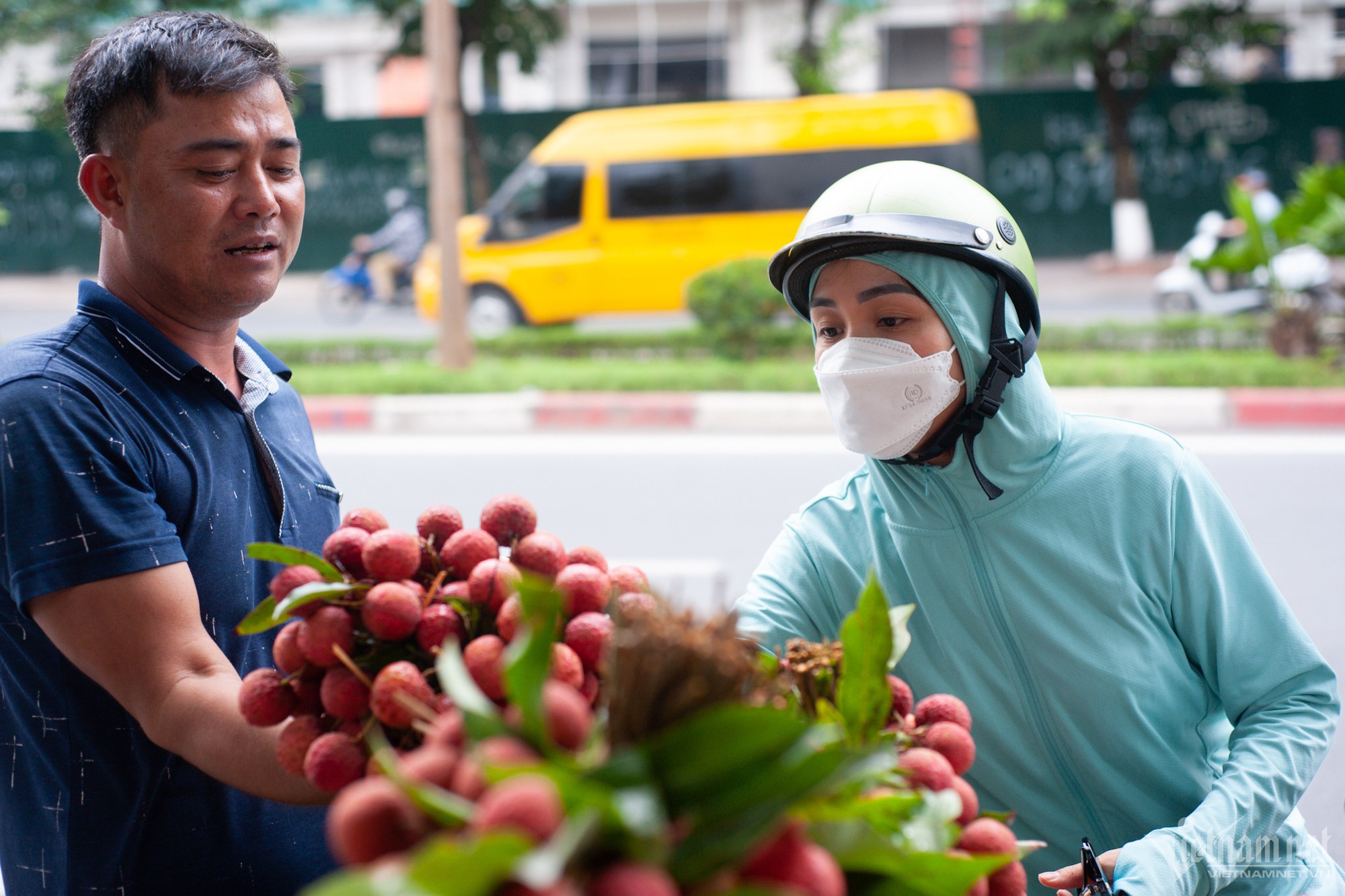 'Ma trận' vải thiều dọc các tuyến phố, chợ cóc ở Hà Nội - Ảnh 9.