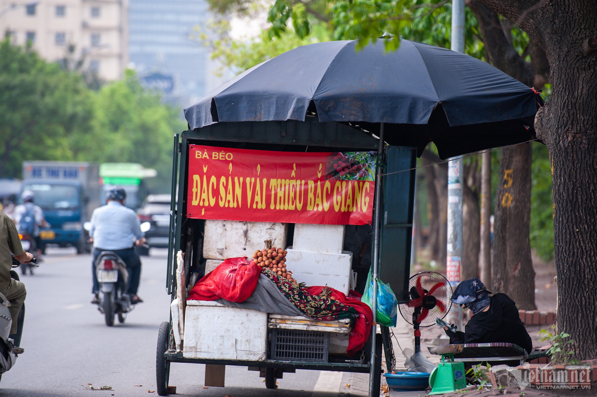 'Ma trận' vải thiều dọc các tuyến phố, chợ cóc ở Hà Nội - Ảnh 5.