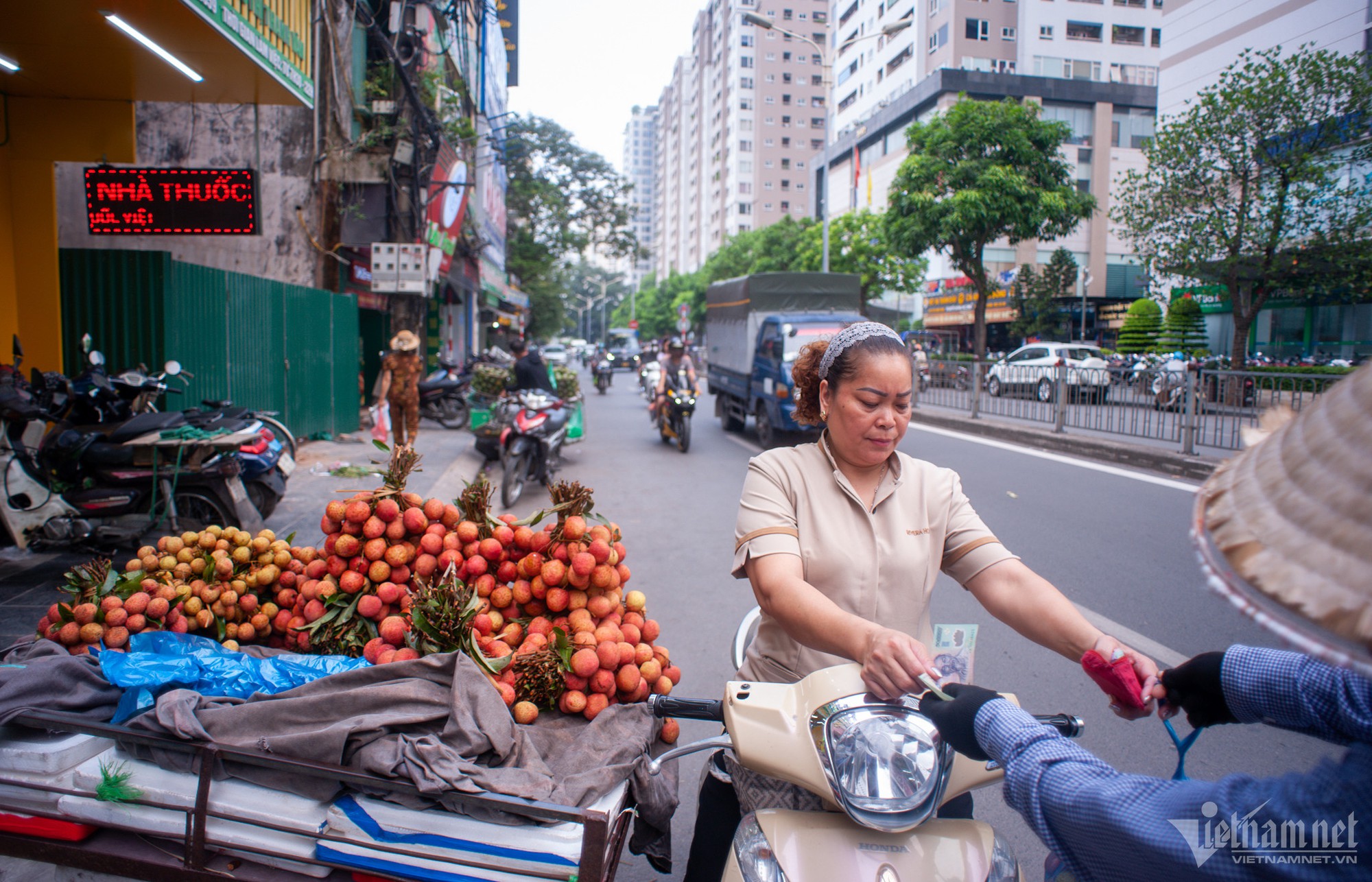 'Ma trận' vải thiều dọc các tuyến phố, chợ cóc ở Hà Nội - Ảnh 7.