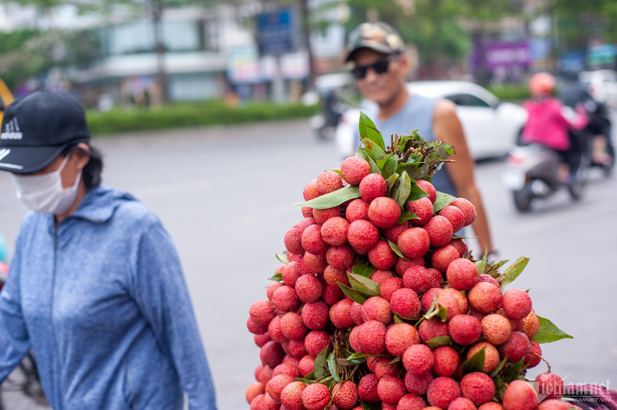 'Ma trận' vải thiều dọc các tuyến phố, chợ cóc ở Hà Nội - Ảnh 3.