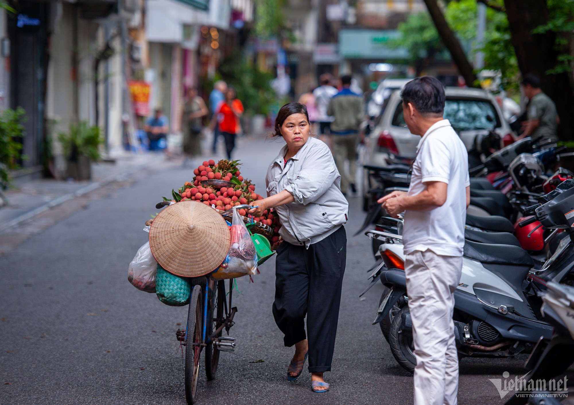 'Ma trận' vải thiều dọc các tuyến phố, chợ cóc ở Hà Nội - Ảnh 6.