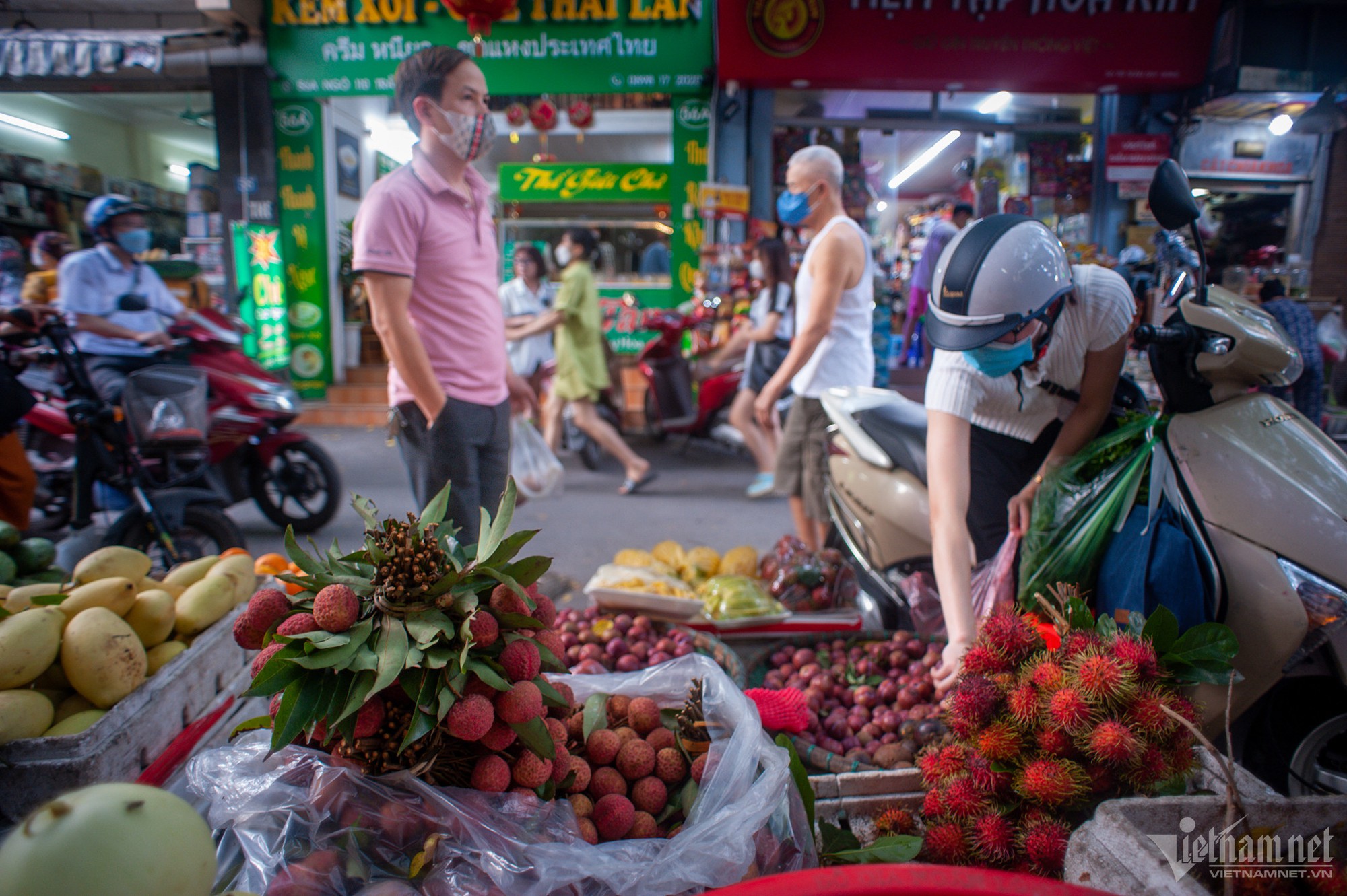 'Ma trận' vải thiều dọc các tuyến phố, chợ cóc ở Hà Nội - Ảnh 11.