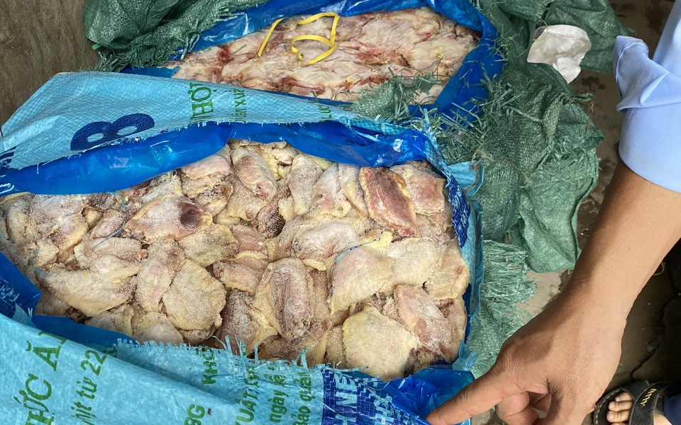 Gần 1 tấn cánh gà bốc mùi hôi thối, có dấu hiệu phân hủy được công khai kinh doanh ở quận trung tâm Hà Nội