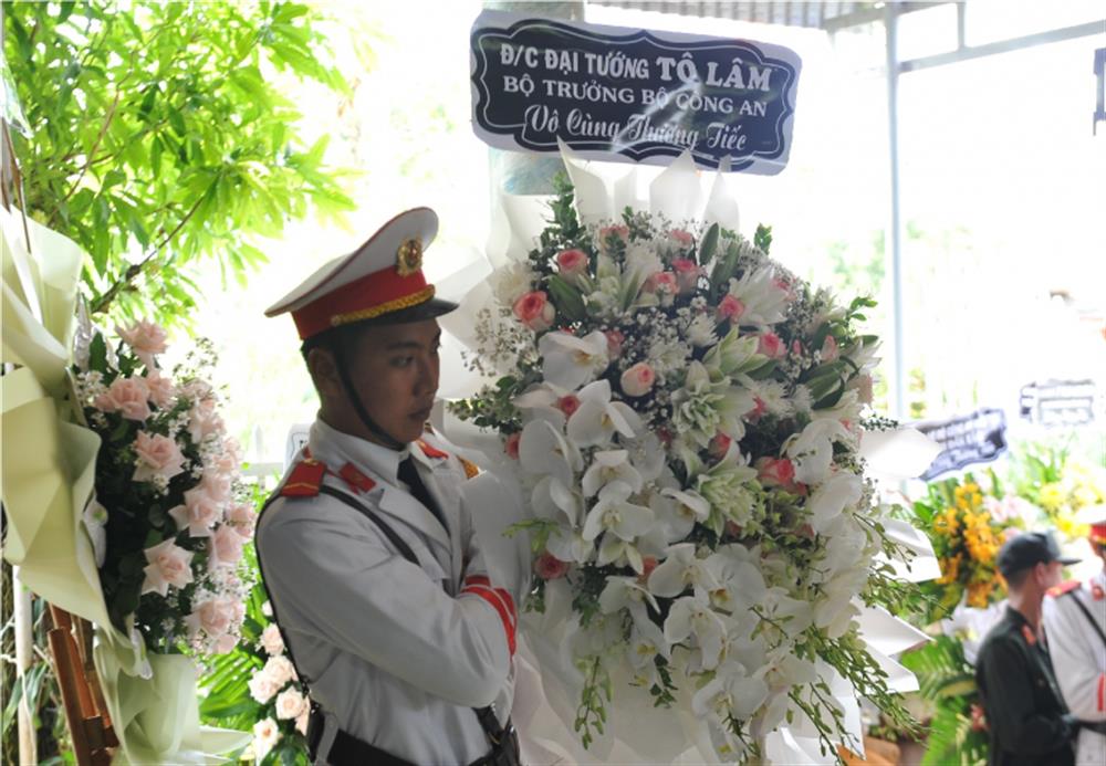Lãnh đạo Bộ Công an thăm viếng các nạn nhân trong vụ việc xảy ra tại Đắk Lắk - Ảnh 2. Lãnh đạo Bộ Công an thăm viếng các nạn nhân trong vụ việc xảy ra tại Đắk Lắk - Ảnh 2.