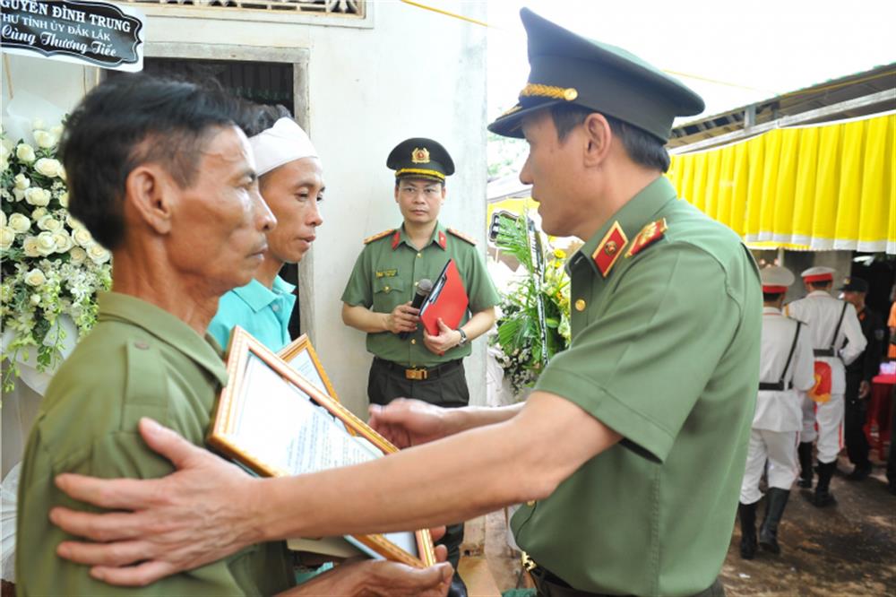 Lãnh đạo Bộ Công an thăm viếng các nạn nhân trong vụ việc xảy ra tại Đắk Lắk - Ảnh 3. Lãnh đạo Bộ Công an thăm viếng các nạn nhân trong vụ việc xảy ra tại Đắk Lắk - Ảnh 3.