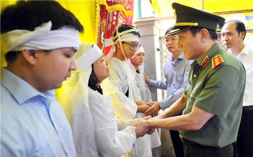 Lãnh đạo Bộ Công an thăm viếng các nạn nhân trong vụ việc xảy ra tại Đắk Lắk - Ảnh 4. Lãnh đạo Bộ Công an thăm viếng các nạn nhân trong vụ việc xảy ra tại Đắk Lắk - Ảnh 4.