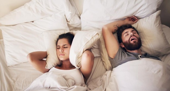 Ngủ sớm hơn bạn đời 90 phút để cứu vãn hôn nhân - Ảnh 1.