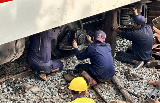 Tàu SE trật bánh, đường sắt Bắc - Nam bị gián đoạn - Ảnh 2.