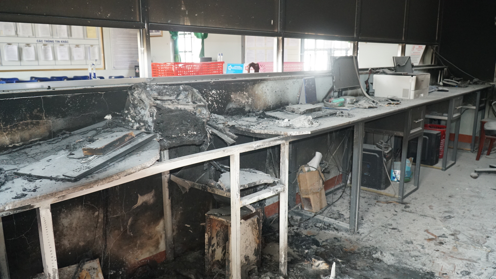 Vụ tấn công trụ sở xã ở Đắk Lắk: Quặn lòng tiễn đưa người thân - Ảnh 4. Vụ tấn công trụ sở xã ở Đắk Lắk: Quặn lòng tiễn đưa người thân - Ảnh 4.