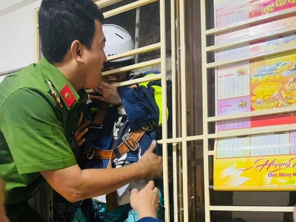 Cứu người phụ nữ bị rơi, lọt vào khe hẹp giữa 2 nhà dân ở TP.HCM - Ảnh 2. Cứu người phụ nữ bị rơi, lọt vào khe hẹp giữa 2 nhà dân ở TP.HCM - Ảnh 2.