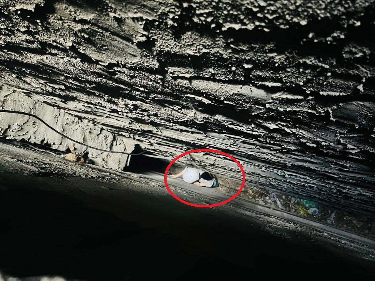 Cứu người phụ nữ bị rơi, lọt vào khe hẹp giữa 2 nhà dân ở TP.HCM - Ảnh 1. Cứu người phụ nữ bị rơi, lọt vào khe hẹp giữa 2 nhà dân ở TP.HCM - Ảnh 1.