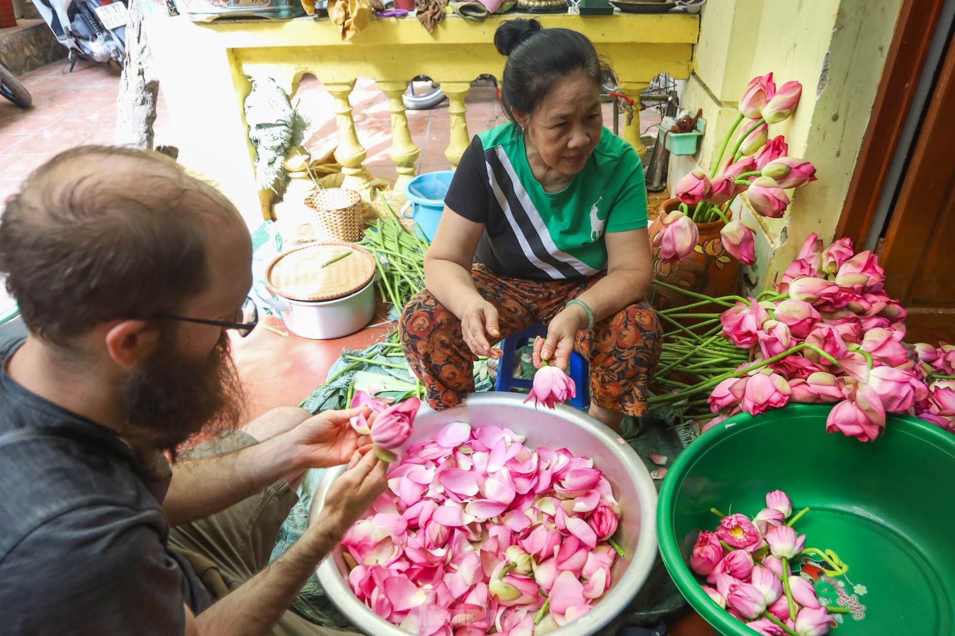 Cận cảnh quy trình ướp trà sen đệ nhất trà Hà thành, giá cả chục triệu đồng/kg - Ảnh 13.