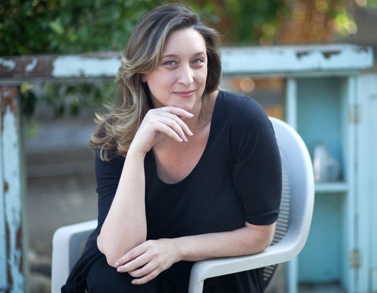 Nghề l&agrave;m người mẫu tay chuy&ecirc;n nghiệp: Kh&ocirc;ng bao giờ phải lộ mặt, ngồi im một chỗ vẫn kiếm đến hơn 200 triệu/ng&agrave;y - Ảnh 1.