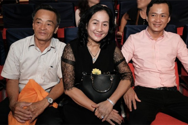 Mẹ ruột Quốc Trường là giảng viên trong trường Đại học Cần Thơ. Bà nổi tiếng là mẹ sao Việt có gương mặt hiền lành, thân thiện. Bản thân nam diễn viên cũng luôn tự hào về mẹ và gia đình.