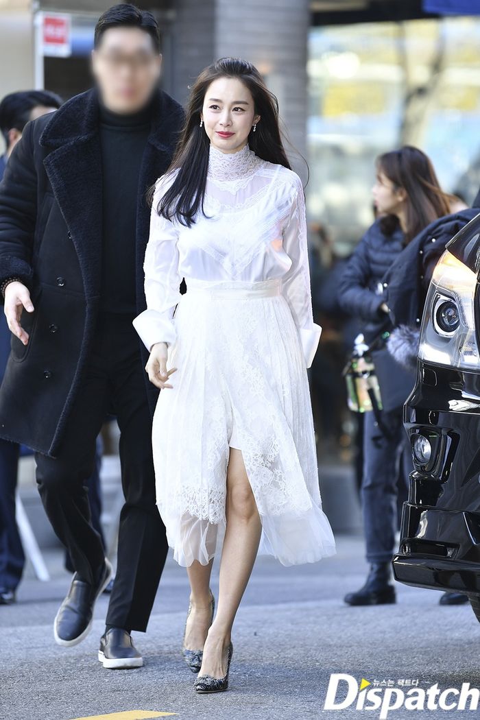Kim Tae Hee ghi điểm vì chăm diện đồ trắng - Ảnh 2.