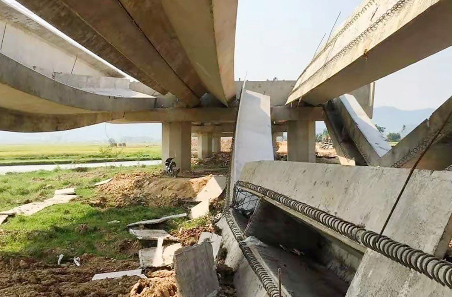Vụ sập loạt dầm cầu cao tốc Bắc – Nam: Nhà thầu chi tiền tỷ đúc lại - Ảnh 2.