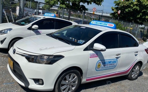 Xử lý 2 hãng taxi có tài xế gian lận giá cước gấp 10 lần ở sân bay Tân Sơn Nhất