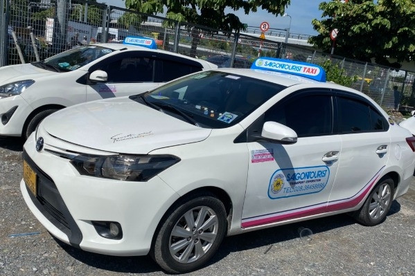Xử lý 2 hãng taxi có tài xế gian lận giá cước gấp 10 lần ở sân bay Tân Sơn Nhất - Ảnh 1. Xử lý 2 hãng taxi có tài xế gian lận giá cước gấp 10 lần ở sân bay Tân Sơn Nhất - Ảnh 1.
