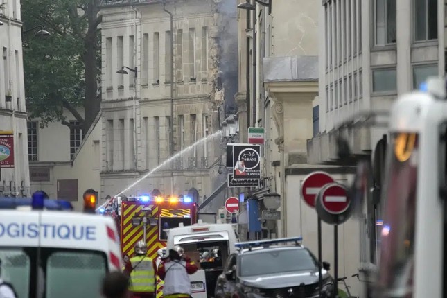 Nổ lớn tại học viện thời trang ở Paris, hàng chục người bị thương - Ảnh 3.