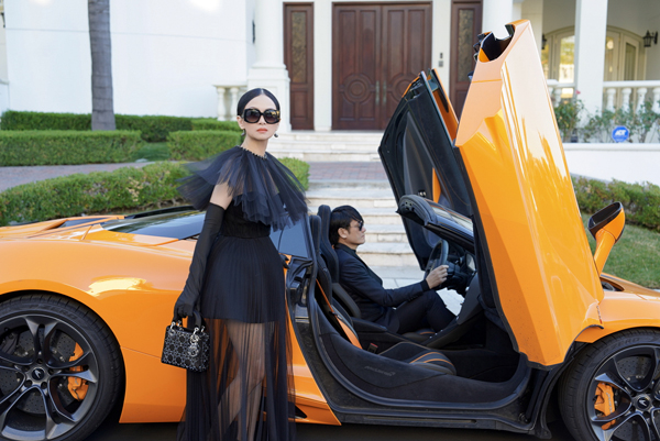 Em gái Cẩm Ly khoe dáng bên siêu xe 20 tỷ, bất ngờ khoe khéo gia sản khổng lồ của chồng tỷ phú Chính Chu - Ảnh 7.