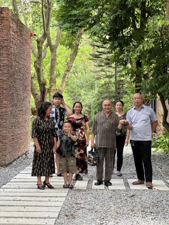 Em trai và đại gia đình về thăm cơ ngơi đắt giá của nghệ sĩ Xuân Hinh ở ngoại thành Hà Nội - Ảnh 2.