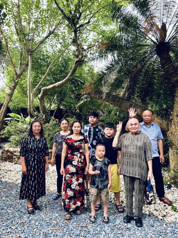 Em trai và đại gia đình về thăm cơ ngơi đắt giá của nghệ sĩ Xuân Hinh ở ngoại thành Hà Nội - Ảnh 3.