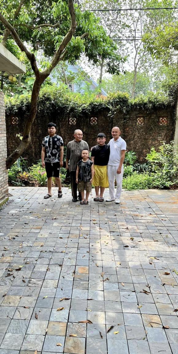 Em trai và đại gia đình về thăm cơ ngơi đắt giá của nghệ sĩ Xuân Hinh ở ngoại thành Hà Nội - Ảnh 1.