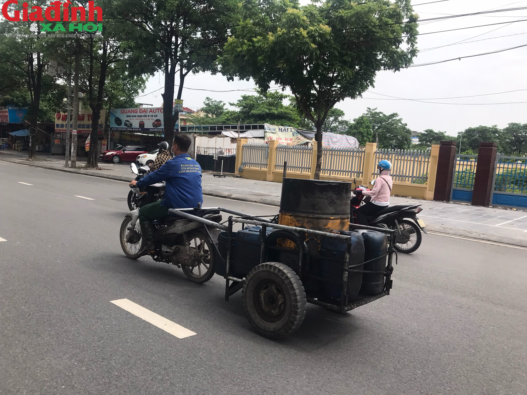 Ám ảnh với xe tự chế lưu thông trên đường phố Hà Nội - Ảnh 2.