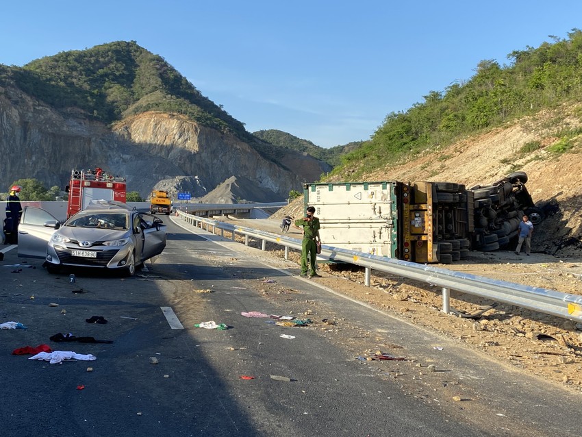 Tai nạn thảm khốc trên cao tốc Nha Trang - Cam Lâm, 2 người chết - Ảnh 4.