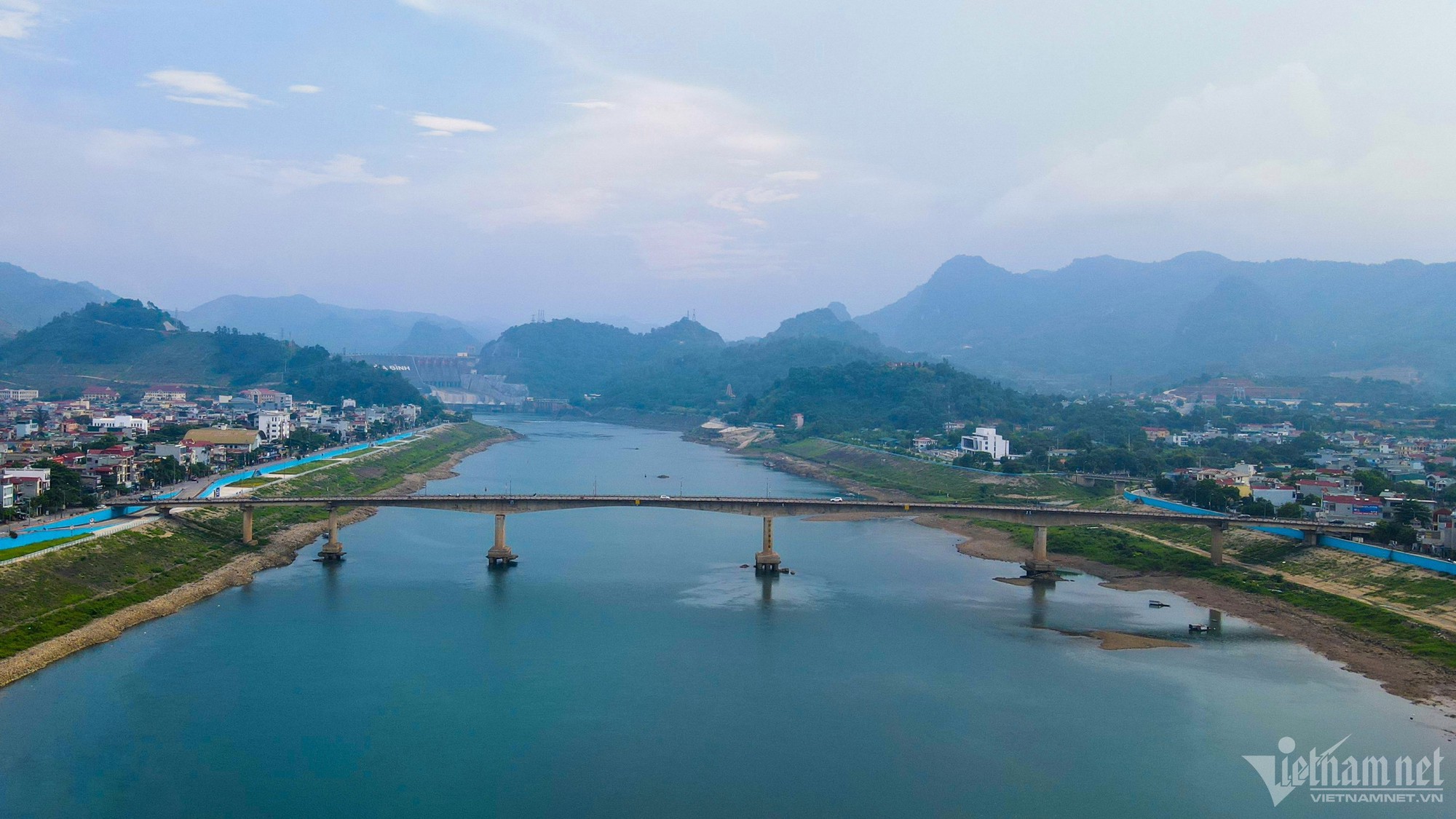 X&oacute;m phao nay nổi mai mắc cạn khi mực nước s&ocirc;ng Đ&agrave; l&ecirc;n xuống thất thường - Ảnh 1.