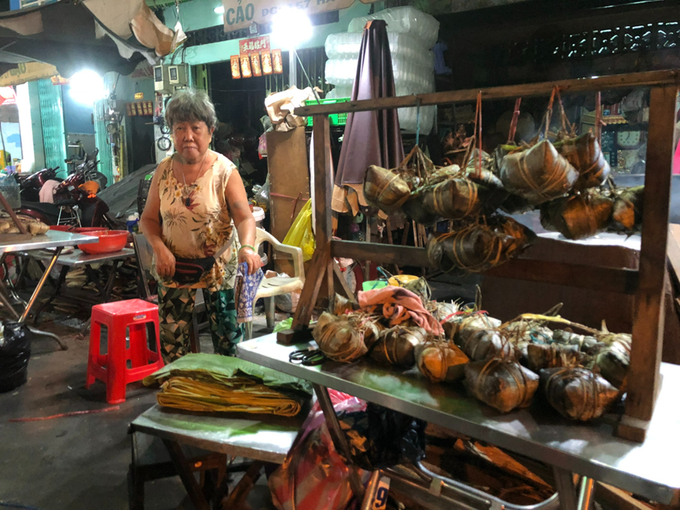 Lò bánh luôn "đỏ lửa" của cụ bà 62 tuổi, mỗi ngày bán 300 cái - Ảnh 1. Lò bánh luôn "đỏ lửa" của cụ bà 62 tuổi, mỗi ngày bán 300 cái - Ảnh 1.