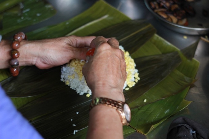 Lò bánh luôn "đỏ lửa" của cụ bà 62 tuổi, mỗi ngày bán 300 cái - Ảnh 3. Lò bánh luôn "đỏ lửa" của cụ bà 62 tuổi, mỗi ngày bán 300 cái - Ảnh 3.
