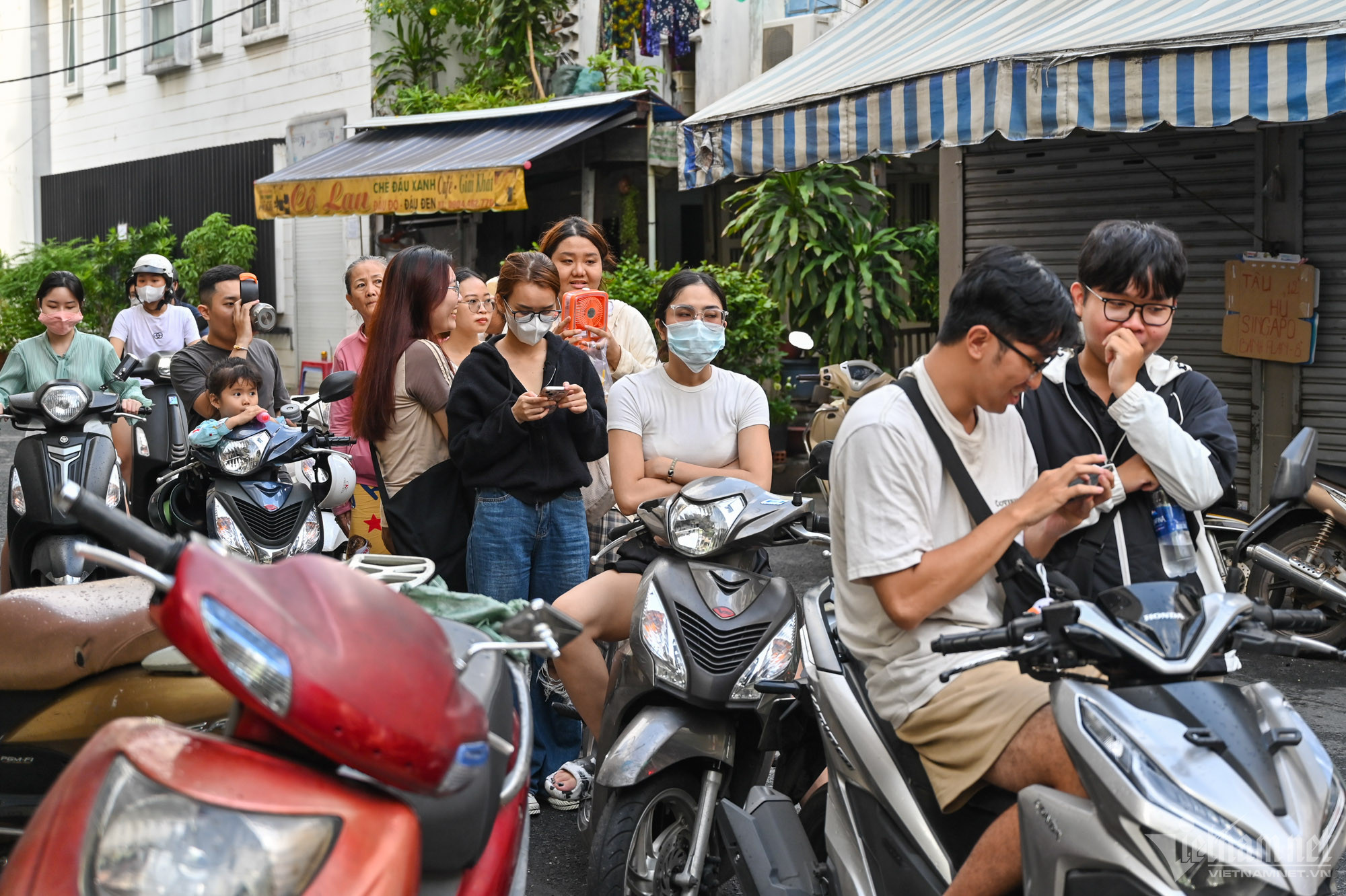 Xếp h&agrave;ng nhiều giờ để mua đậu hũ thối ở TP.HCM - Ảnh 1.