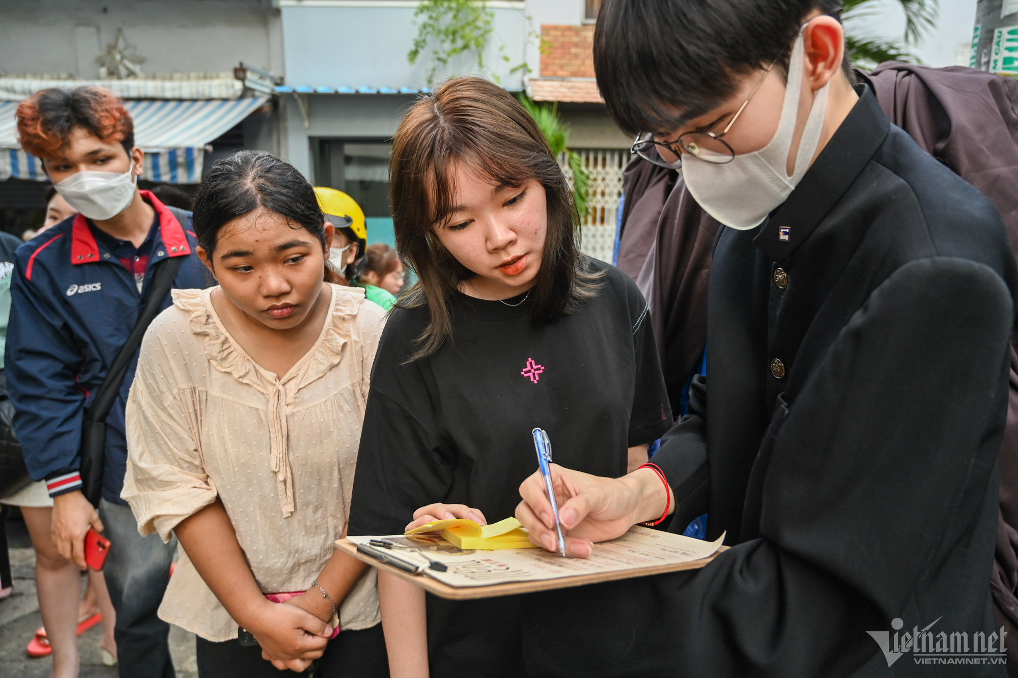 Xếp h&agrave;ng nhiều giờ để mua đậu hũ thối ở TP.HCM - Ảnh 4.